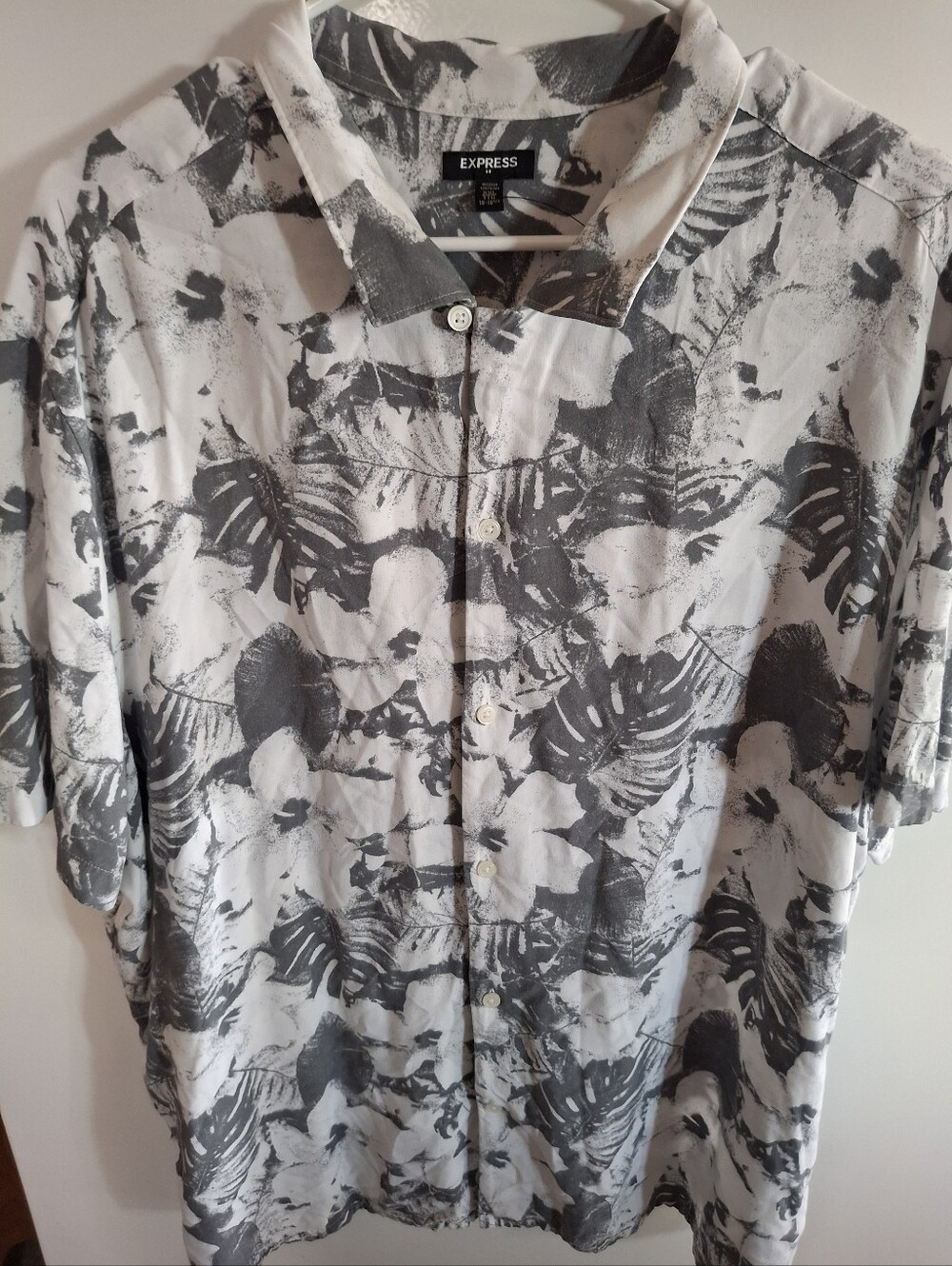 Express Men’s Short Sleeve Button-Up Shirt - Gray & White Abstract Print
